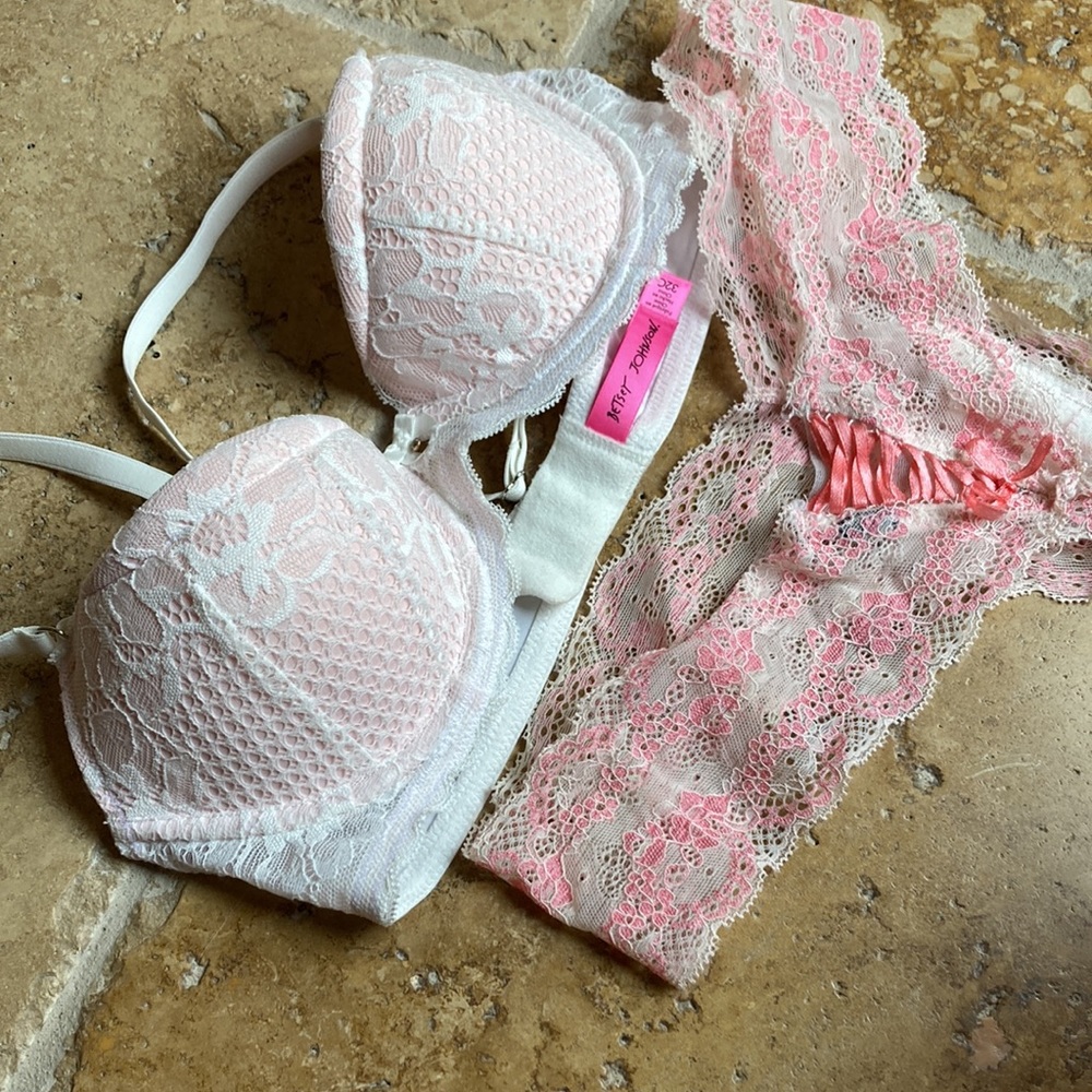 Betsey Johnson baby pink/white 32c bra excellent condition w/ free thong